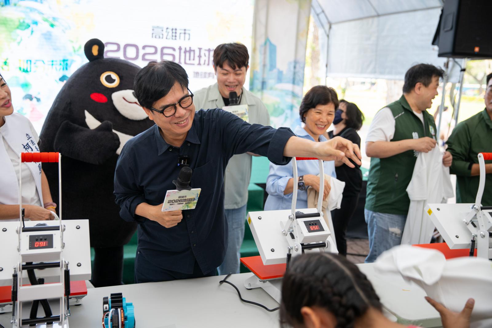 陳其邁市長製作衣服.jpg